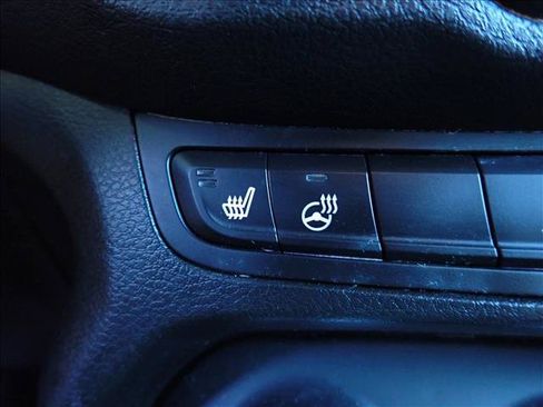 Used 2015 Jeep Renegade Latitude w/ Cold Weather Group FWD image 19