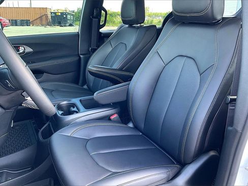 New 2025 Chrysler Voyager LX image 8