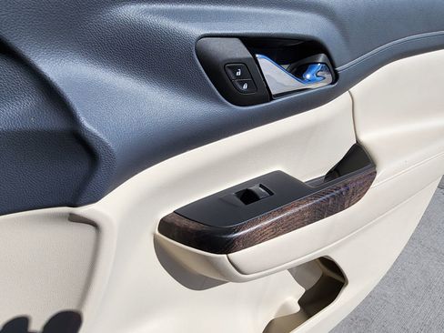 Used 2022 GMC Acadia Denali w/ Denali Technology Package image 17