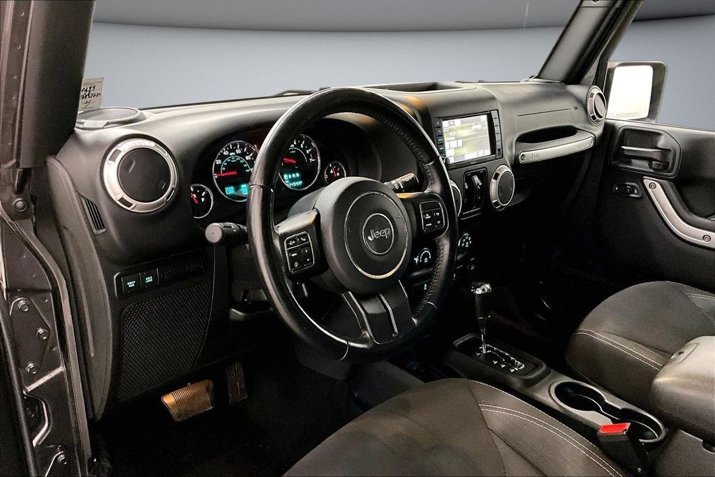 Used 2018 Jeep Wrangler Unlimited Rubicon w/ Connectivity Group AWD/4WD image 17