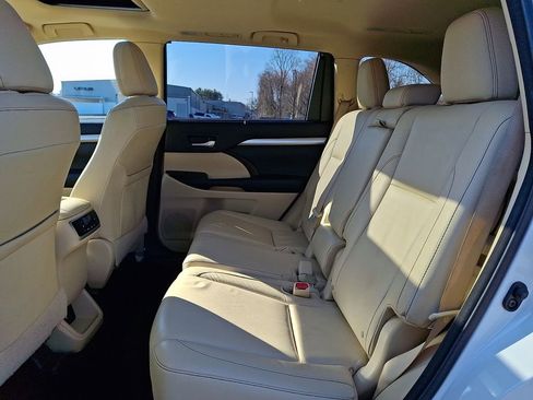 Used 2014 Toyota Highlander XLE image 11