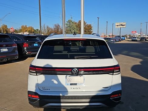 New 2026 Volkswagen Taos SE image 6