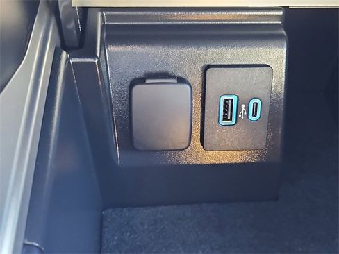 Used 2022 Ford Explorer XLT w/ Equipment Group 202A image 19