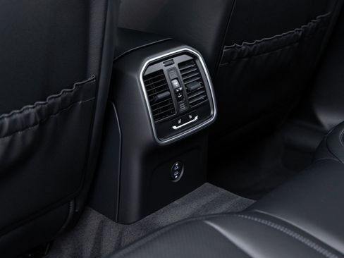 Certified 2026 Porsche Macan AWD/4WD image 28