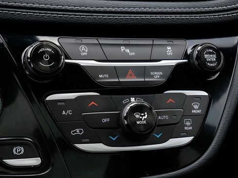 Used 2020 Chrysler Pacifica Limited w/ S Appearance Package FWD image 24