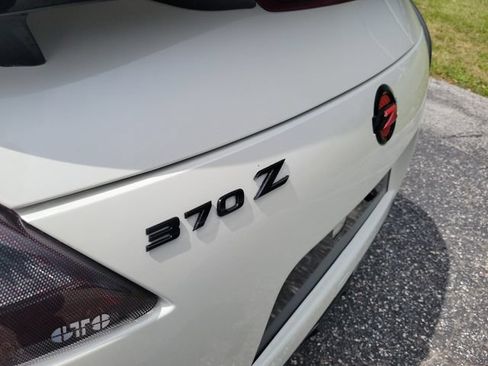 Used 2010 Nissan 370Z Coupe RWD image 8