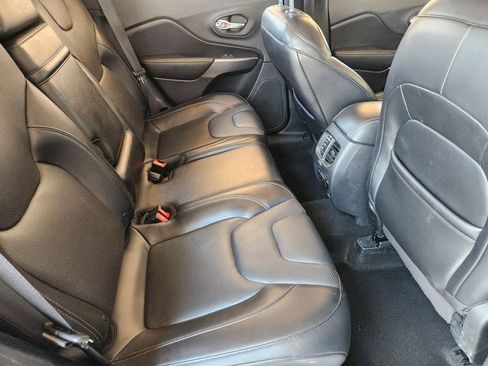 Used 2019 Jeep Cherokee Limited FWD image 32