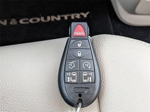 Used 2014 Chrysler Town & Country Touring-L w/ Driver Convenience Group image 27