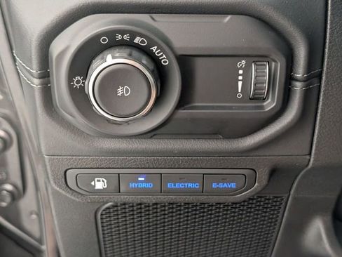 Used 2025 Jeep Wrangler Unlimited Sahara image 13