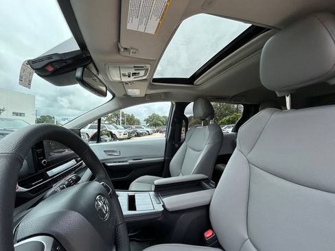 Used 2026 Toyota Sienna XLE FWD image 12