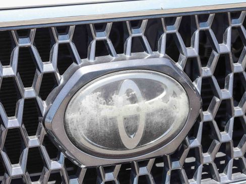 Used 2018 Toyota Tacoma TRD Sport AWD/4WD image 4
