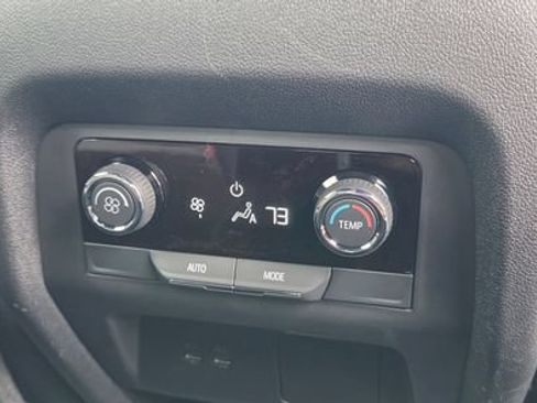 Used 2025 Chevrolet Traverse LT FWD image 16