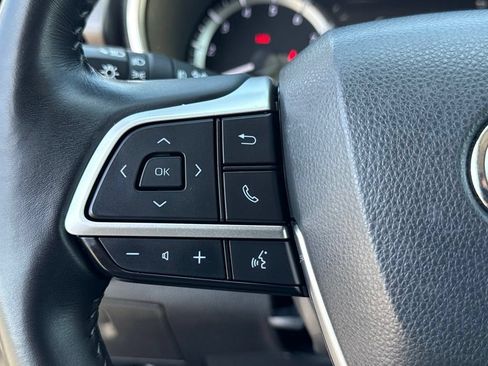 Used 2023 Toyota Highlander XLE AWD/4WD image 25