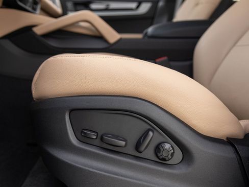 Certified 2026 Porsche Cayenne AWD/4WD image 23