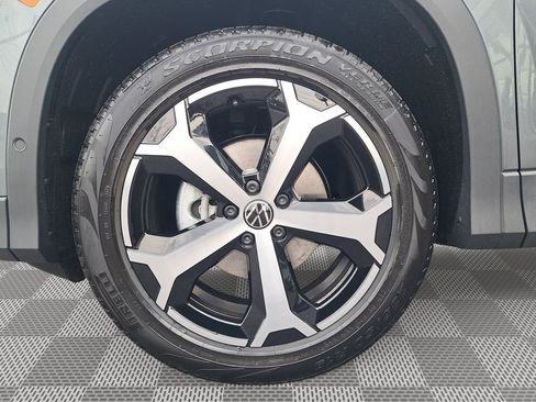 New 2025 Volkswagen Tiguan SE FWD image 10