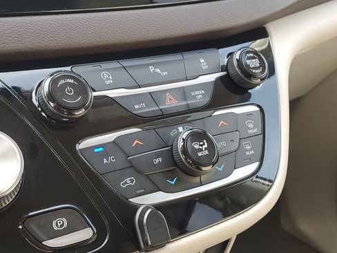 Used 2020 Chrysler Pacifica Touring-L FWD image 20