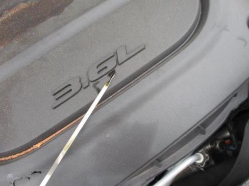 Used 2024 Chrysler Pacifica Touring-L image 9