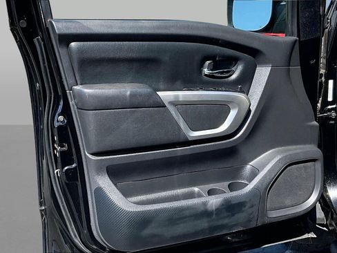 Used 2021 Nissan Titan SV w/ SV Convenience Package image 16