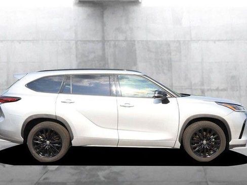 Used 2025 Toyota Highlander XSE AWD/4WD image 5