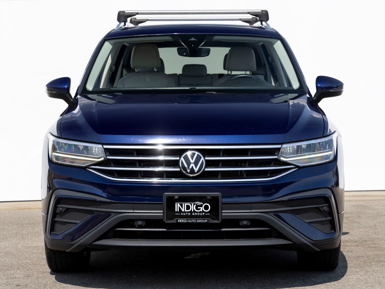 Used 2023 Volkswagen Tiguan SE w/ Panoramic Sunroof Package FWD image 3