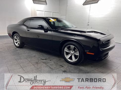 Used 2016 Dodge Challenger SXT RWD image 4