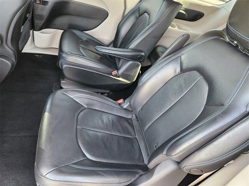 Used 2021 Chrysler Pacifica Touring-L image 19
