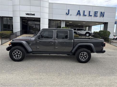 Used 2024 Jeep Gladiator Rubicon w/ Technology Group AWD/4WD image 2