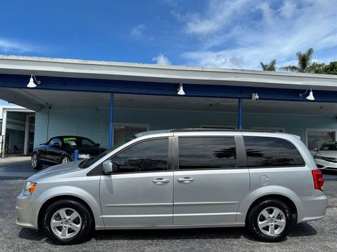Used 2012 Dodge Grand Caravan SXT w/ UConnect Hands-Free Group FWD image 2
