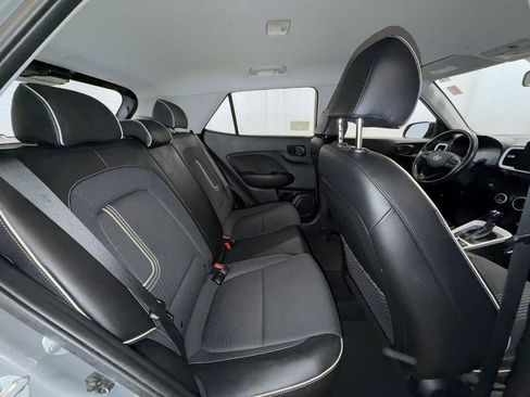 Used 2023 Hyundai Venue Limited FWD image 5