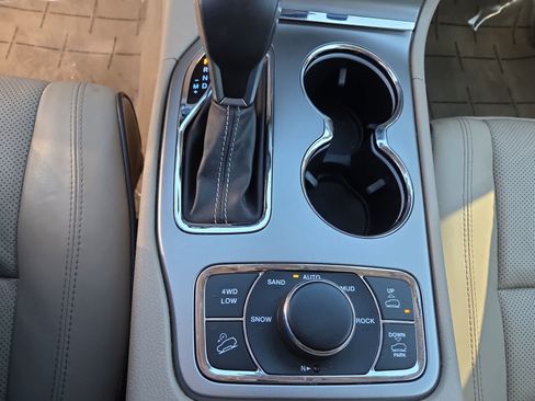 Used 2018 Jeep Grand Cherokee Overland AWD/4WD image 25