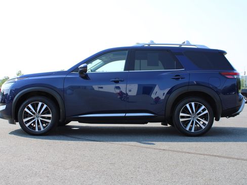 Used 2024 Nissan Pathfinder Platinum AWD/4WD image 3