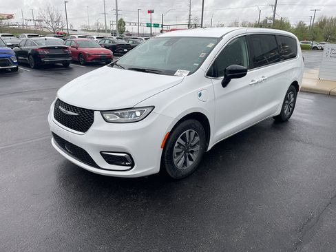 Used 2024 Chrysler Pacifica Select FWD image 2