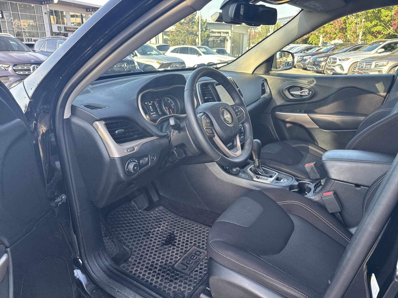 Used 2017 Jeep Cherokee Latitude w/ Comfort/Convenience Group AWD/4WD image 16