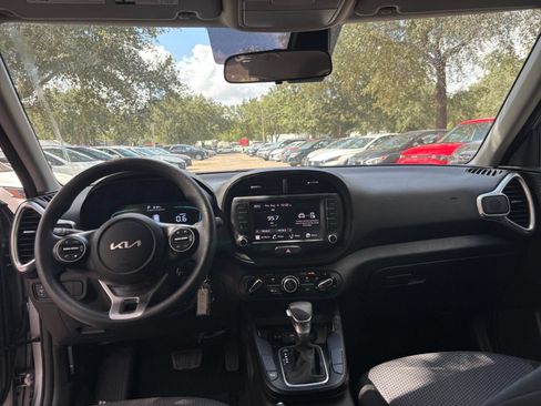 Used 2025 Kia Soul LX w/ LX Technology Package FWD image 30