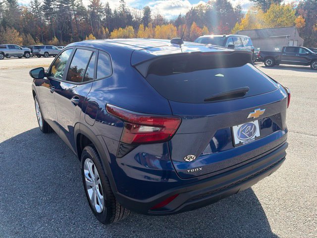 Used 2024 Chevrolet Trax LS w/ Driver Confidence Package FWD image 4