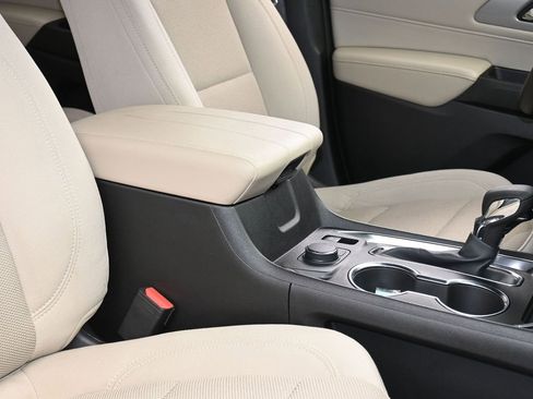 Used 2022 Chevrolet Traverse LS image 40