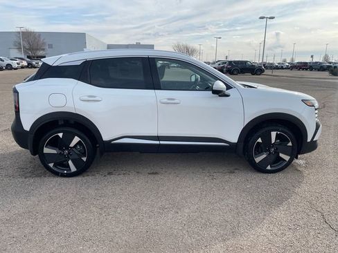 New 2025 Nissan Kicks SR image 7