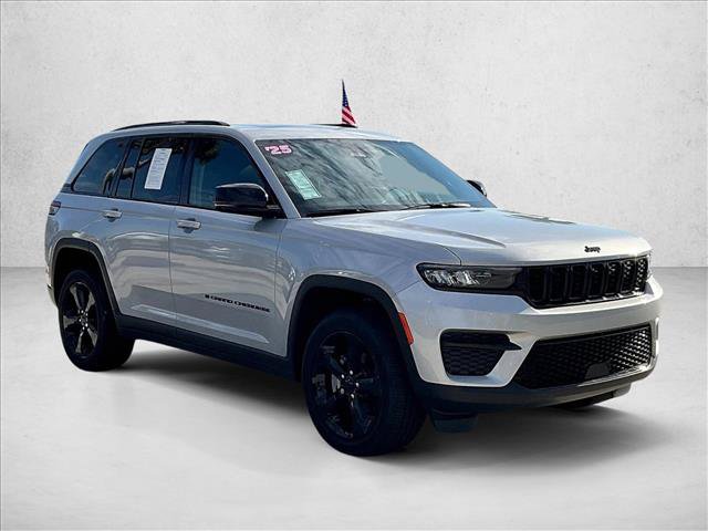 Used 2025 Jeep Grand Cherokee Altitude RWD image 2