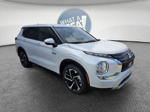 Used 2025 Mitsubishi Outlander 4WD Plug-In Hybrid image 3