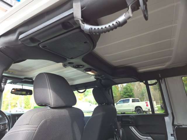 Used 2015 Jeep Wrangler Unlimited Sahara w/ Connectivity Group AWD/4WD image 43