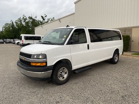 Used 2019 Chevrolet Express 3500 LT w/ LT Preferred Equipment Group RWD image 8