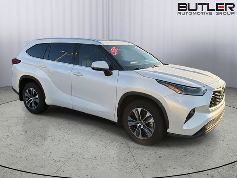 Certified 2021 Toyota Highlander XLE FWD image 8