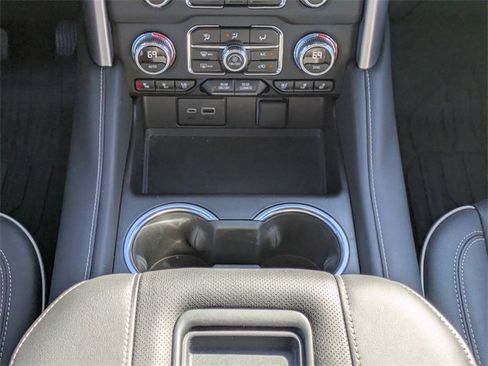 Used 2024 GMC Yukon SLT w/ SLT Luxury Package image 21