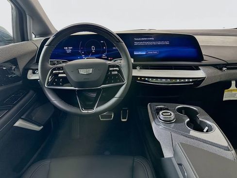 New 2025 Cadillac Optiq Luxury 1 image 17