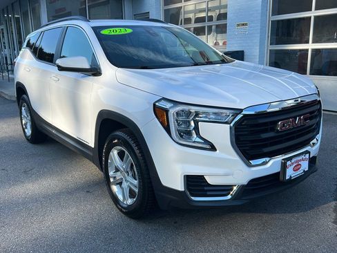 Used 2023 GMC Terrain SLE w/ Driver Convenience Package image 2