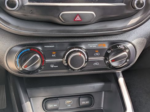 Used 2025 Kia Soul LX w/ LX Technology Package FWD image 24