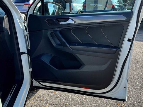 Used 2022 Volkswagen Tiguan SE R-Line image 12