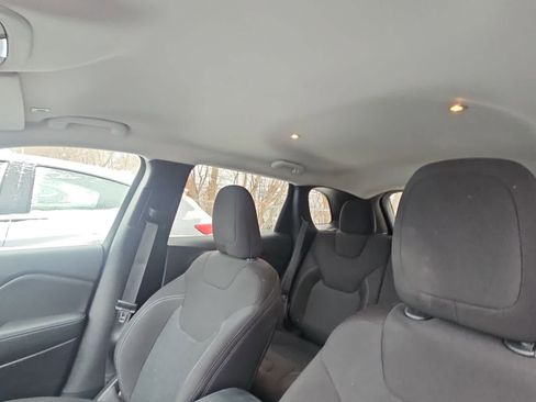 Used 2019 Jeep Cherokee Latitude w/ Cold Weather Group image 6