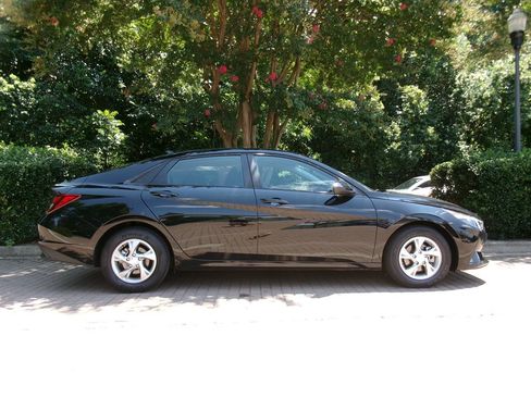 Used 2023 Hyundai Elantra SE FWD image 8