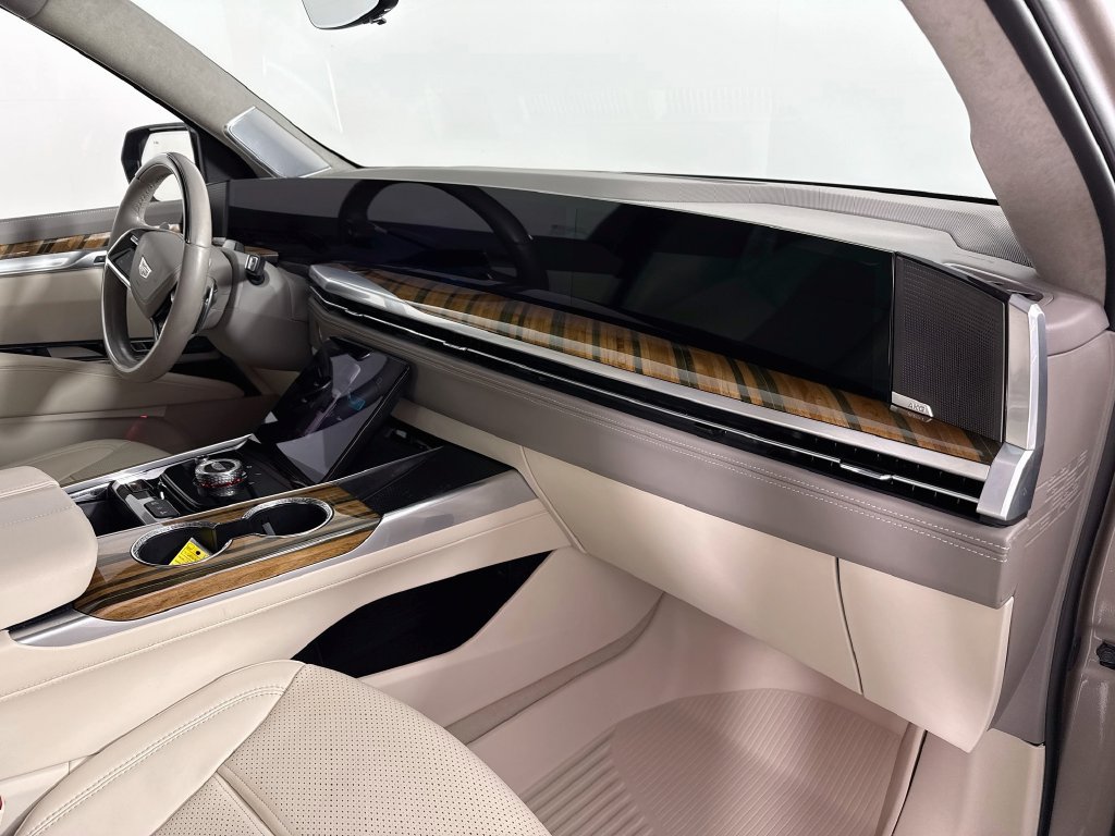 Used 2025 Cadillac Escalade ESV Sport Platinum w/ LPO, Floor Liner Package AWD/4WD image 30
